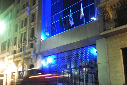 sede da CAASP está iluminada para o Novembro Azul