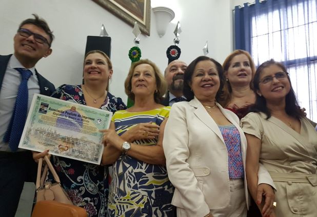 Adriana Galvão é condecorada pela Associação Paulista de Imprensa